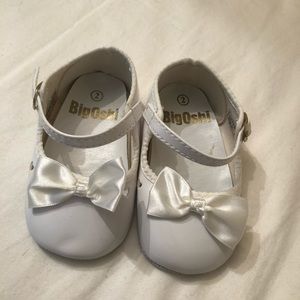 White Dress Shoes with Bow and Hearts